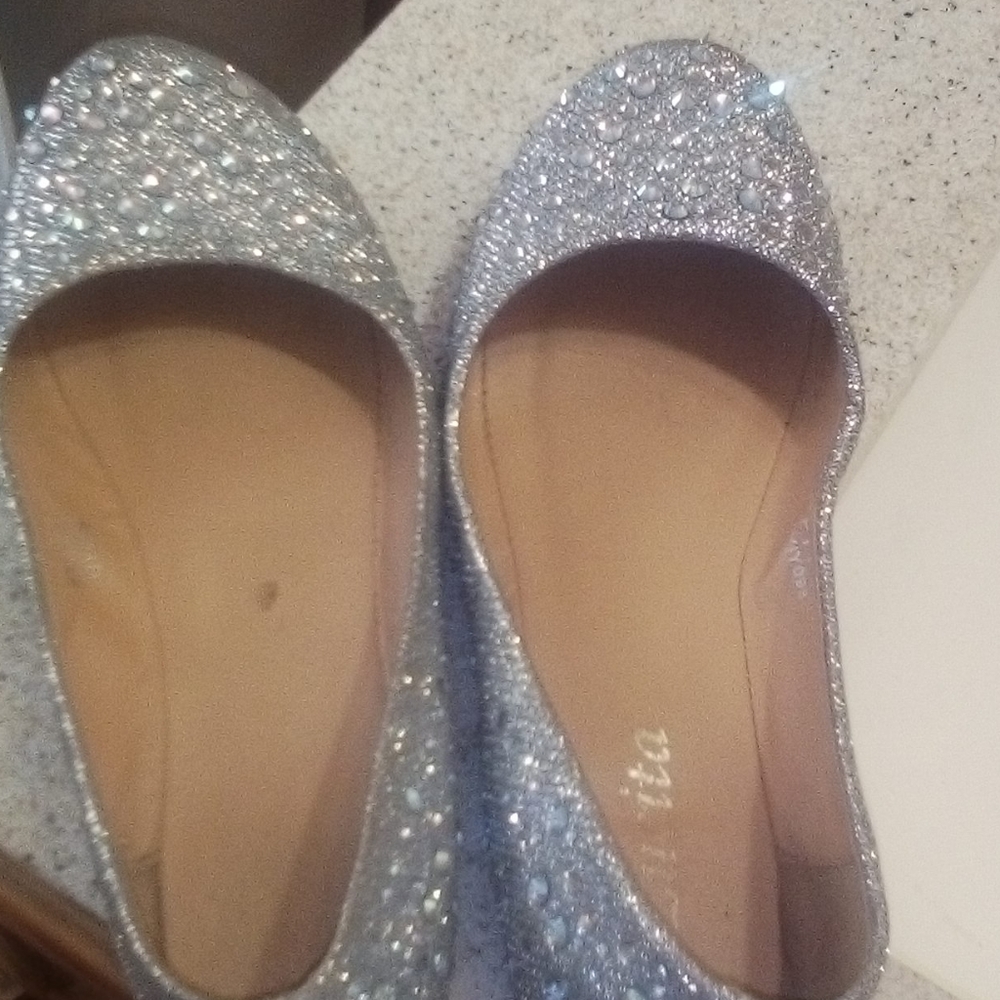 I'm selling these beautiful silver shoes
